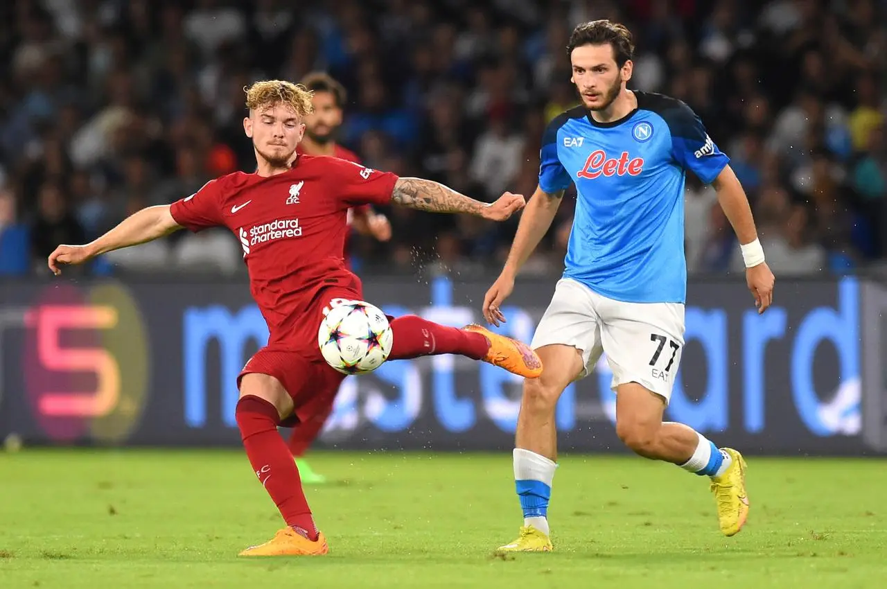 Napoli’s Khvicha Kvaratskhelia, right