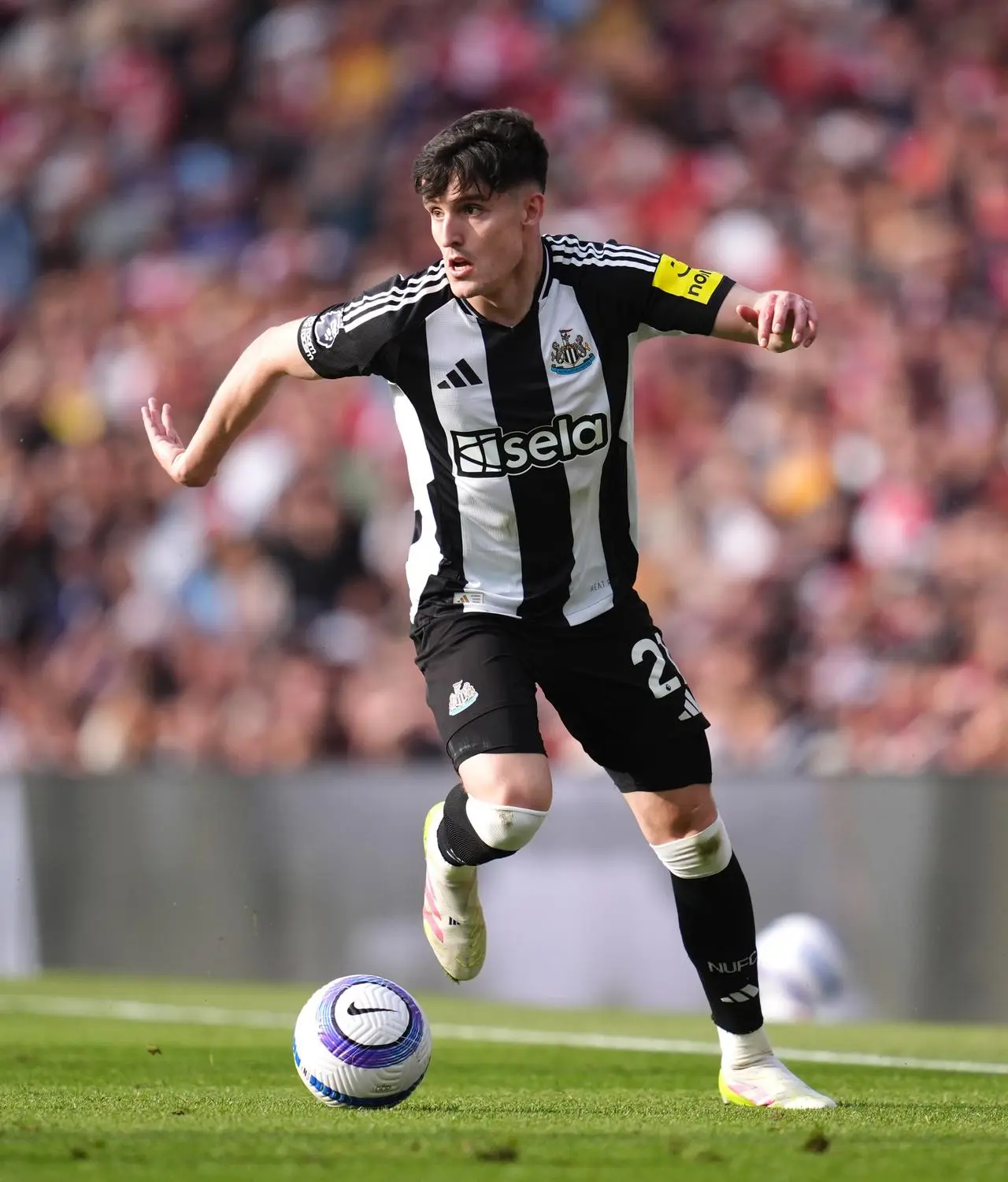 Livramento controlling the ball