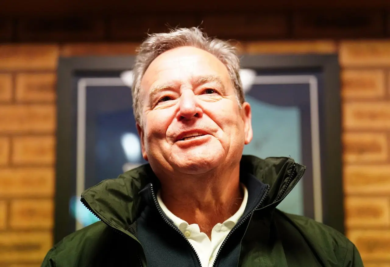 Jeff Stelling looking up