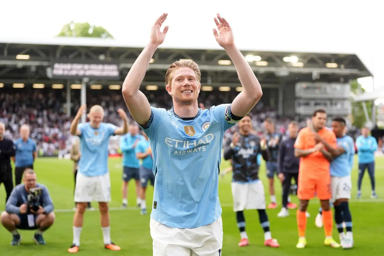 Kevin De Bruyne acknowledges the Manchester City fans