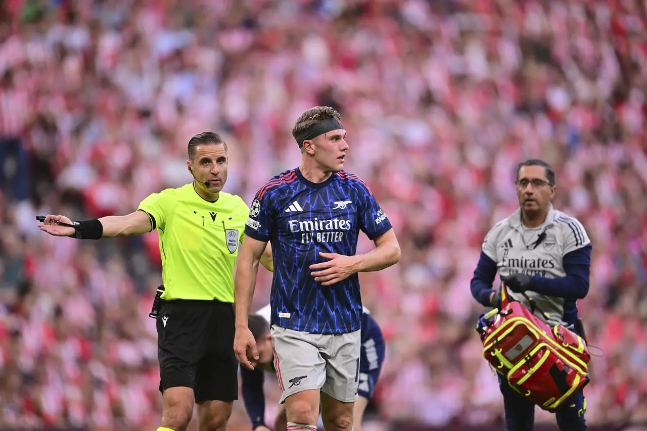 Arsenal’s Viktor Gyokeres leaves the pitch