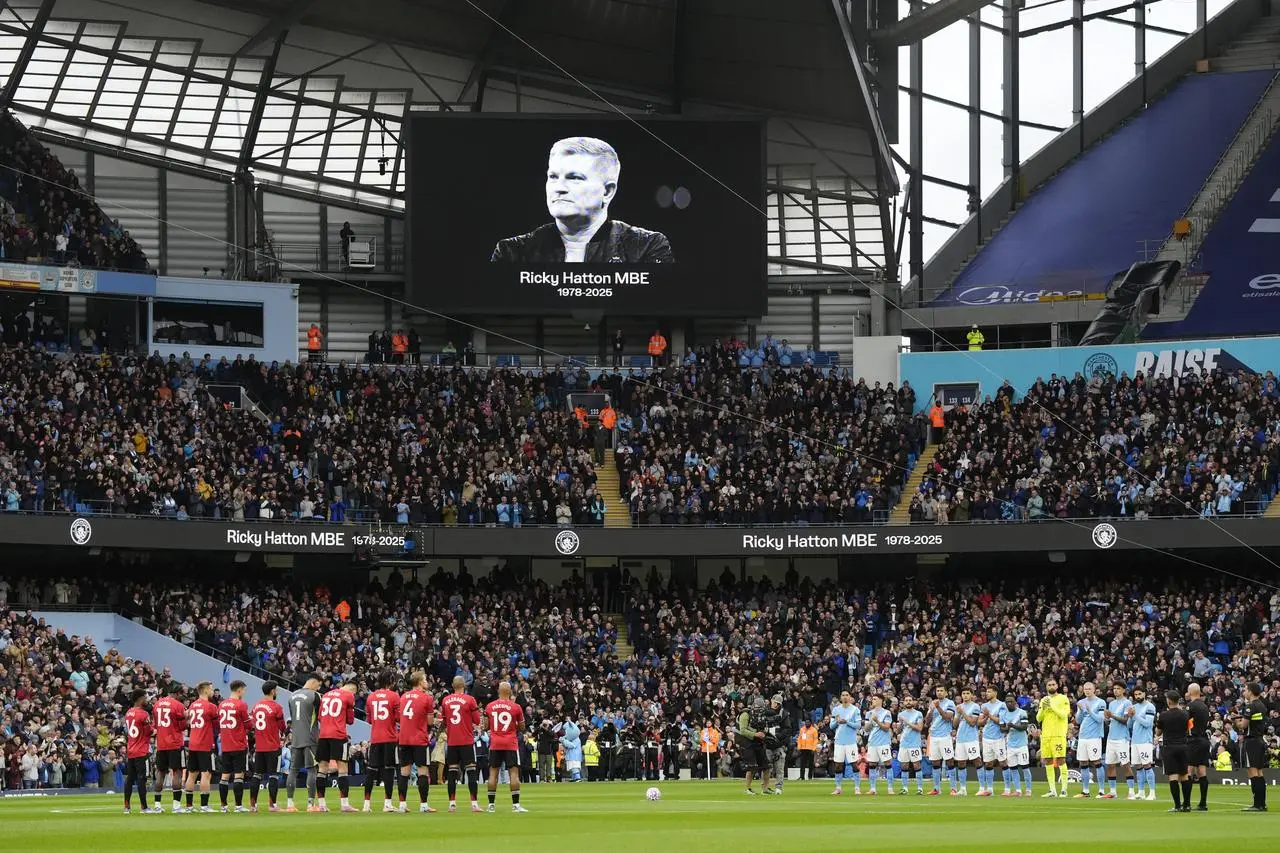 Players from Manchester City and Manchester United pay tribute to Ricky Hatton