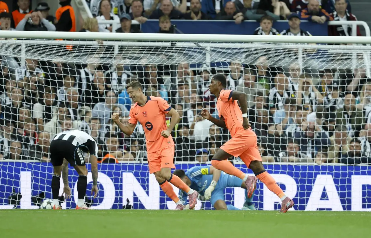Marcus Rashford scores against Barcelona