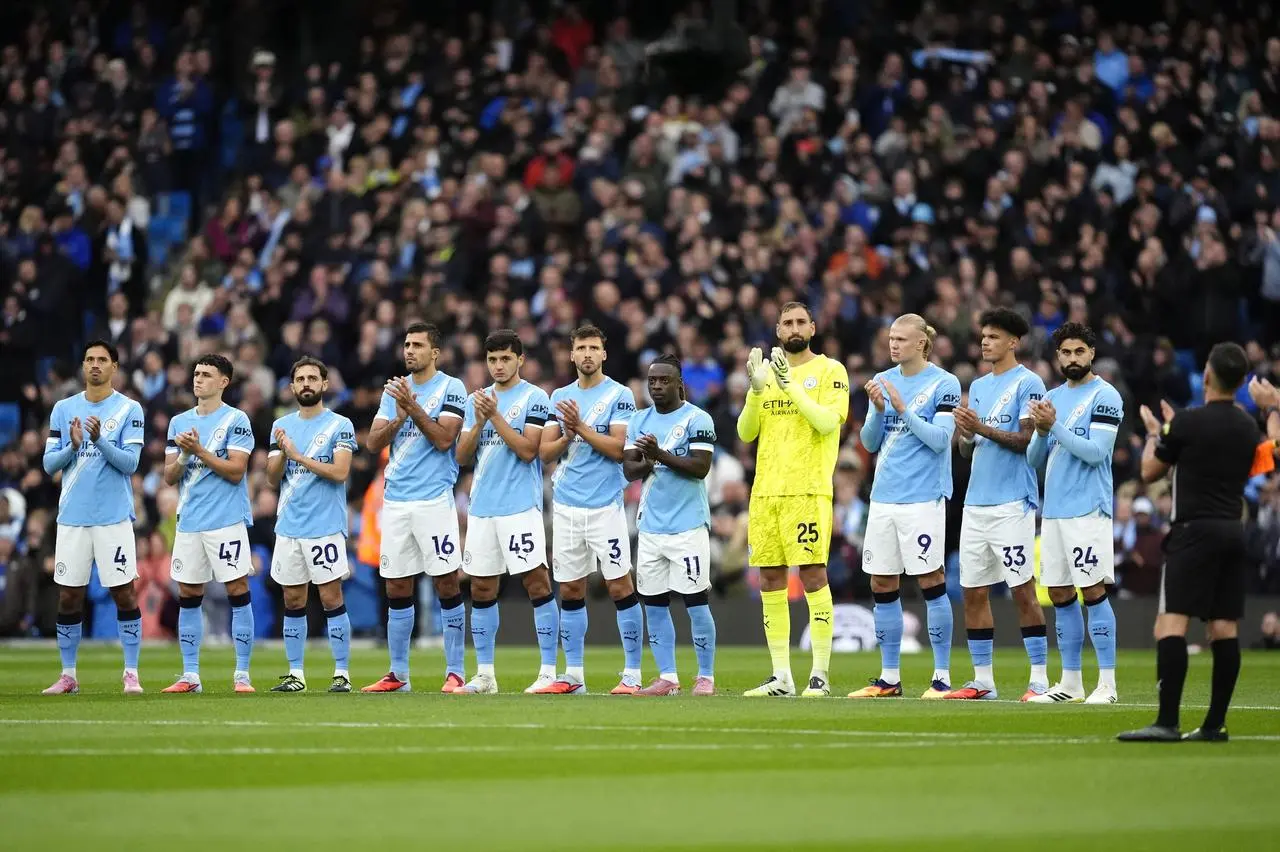 Manchester City players line up to applaud Hatton