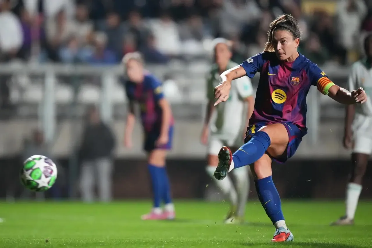 Barcelona’s Alexia Putellas scores a penalty against Roma