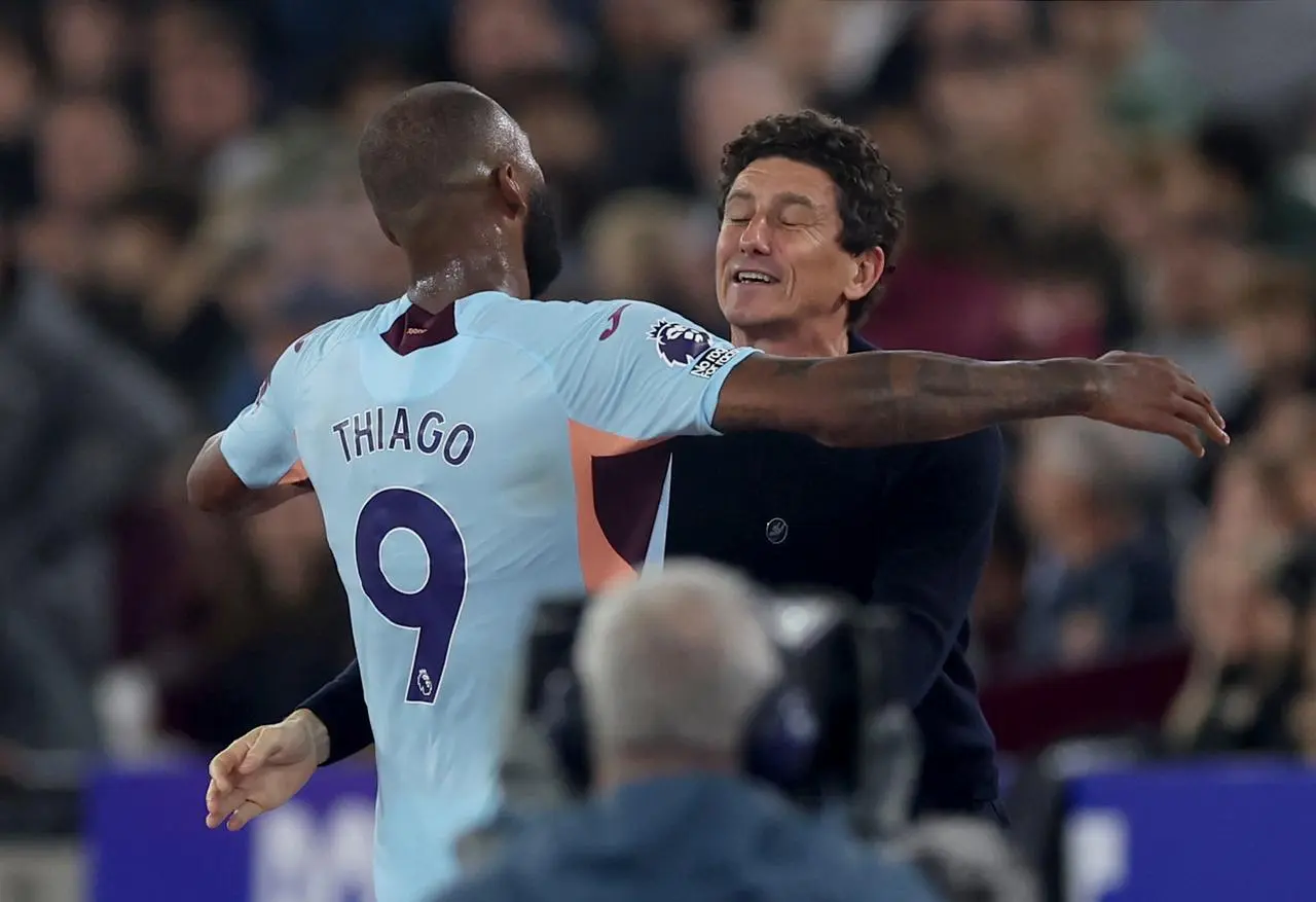 Brentford’s Igor Thiago celebrates with manager Keith Andrews after scoring