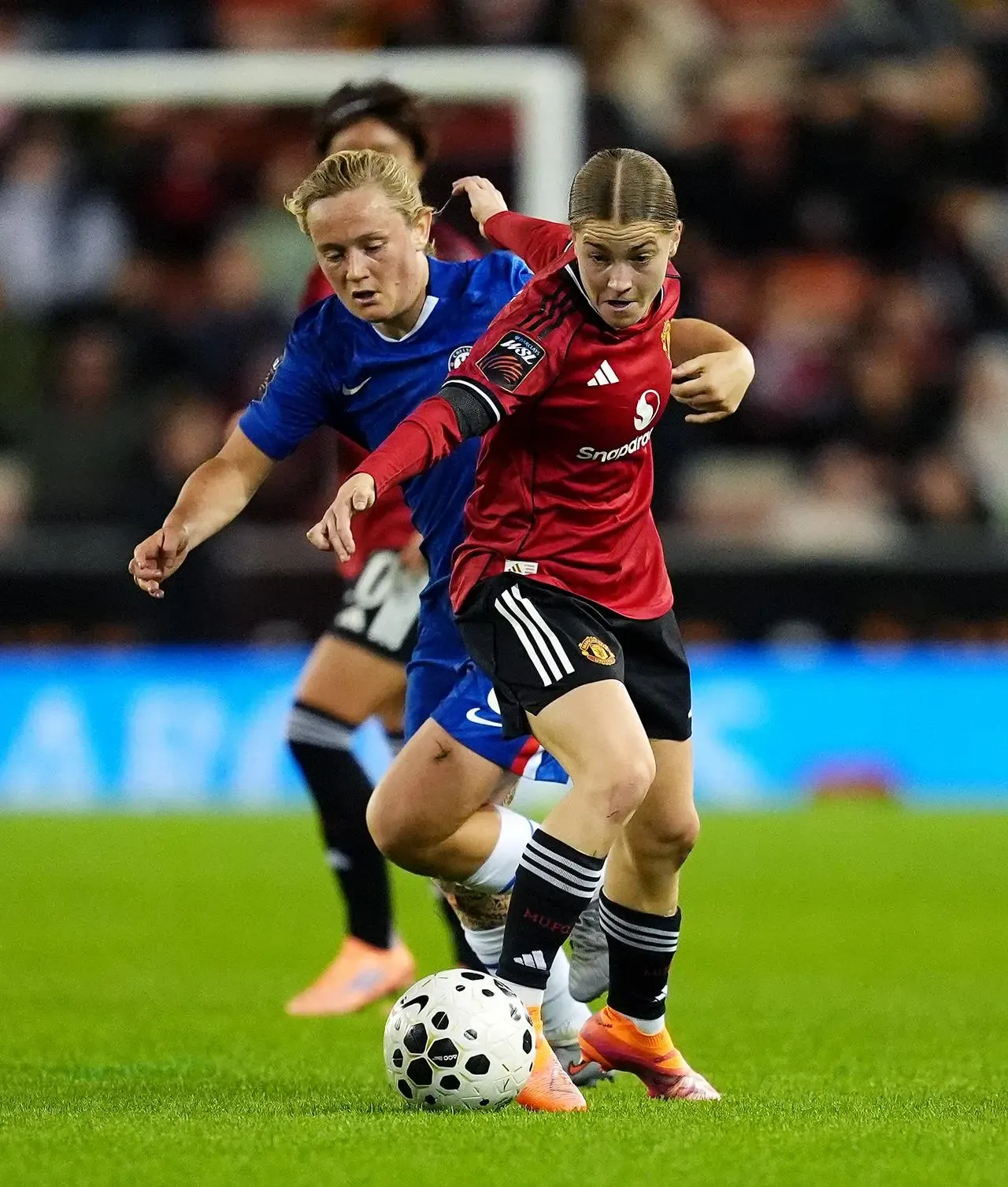 Jess Park, right, tussles with Chelsea’s Erin Cuthbert
