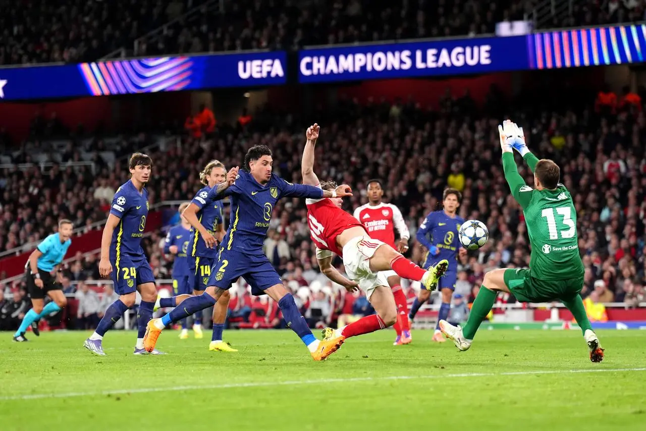 Arsenal’s Viktor Gyokeres, centre, attempts a shot on goal at full stretch against Atletico Madrid