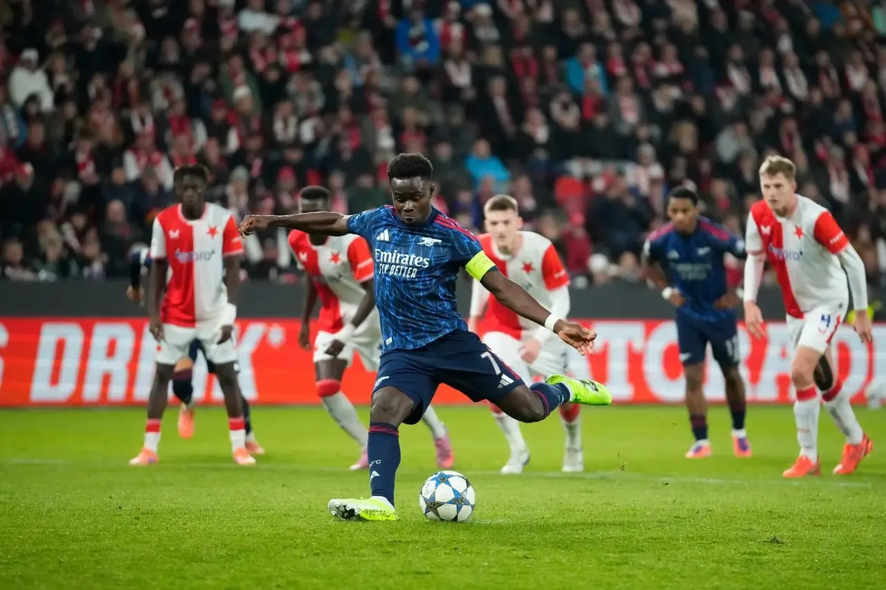 Bukayo Saka scores his side’s opening goal from the penalty spot