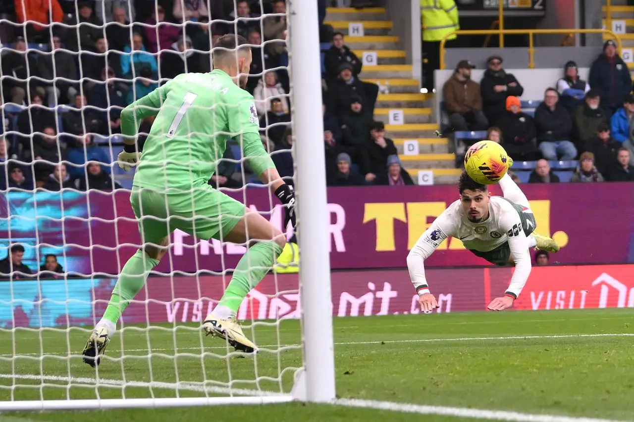 Pedro Neto, right, scores a diving header