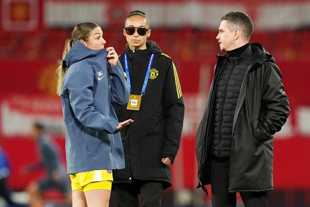 Paris Saint-Germain goalkeeper Mary Earps (left) with Manchester United manager Marc Skinner (right) and goalkeeper Phallon Tullis-Joyce
