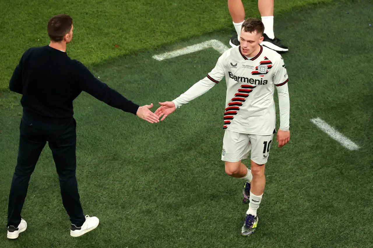 Xabi Alonso shakes hands with Florian Wirtz