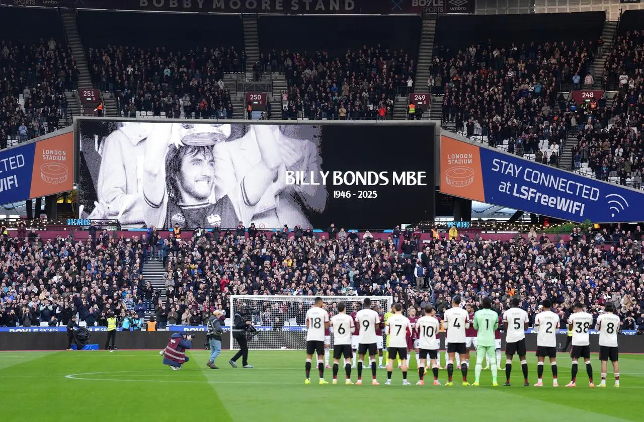 West Ham and Liverpool players play tribute to former West Ham player and manager Billy Bonds before the Premier League match at the London Stadium