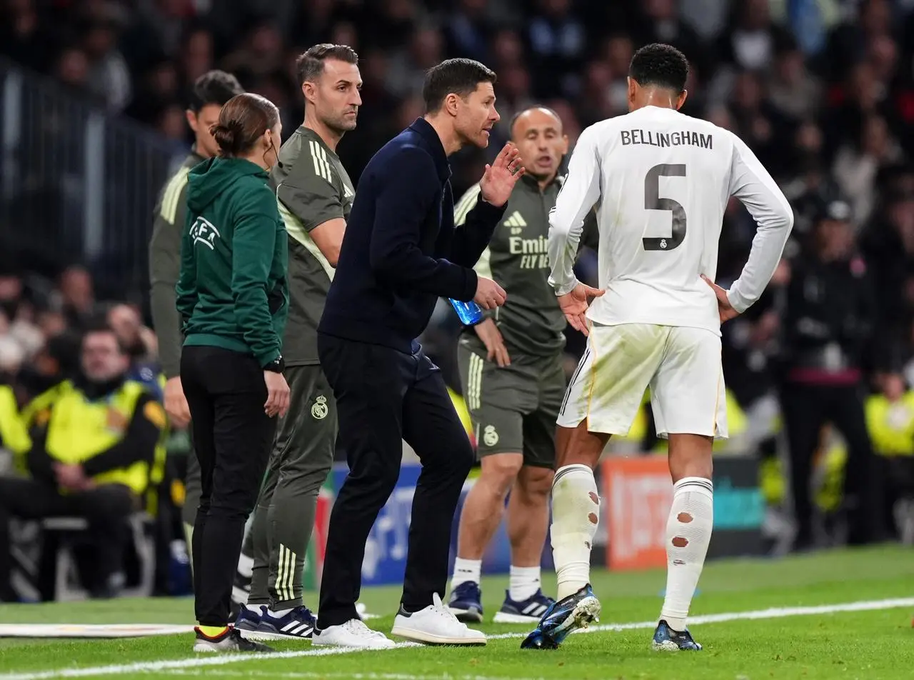 Real Madrid manager Xabi Alonso, centre, speaks with Jude Bellingham, right, during the defeat to Manchester City