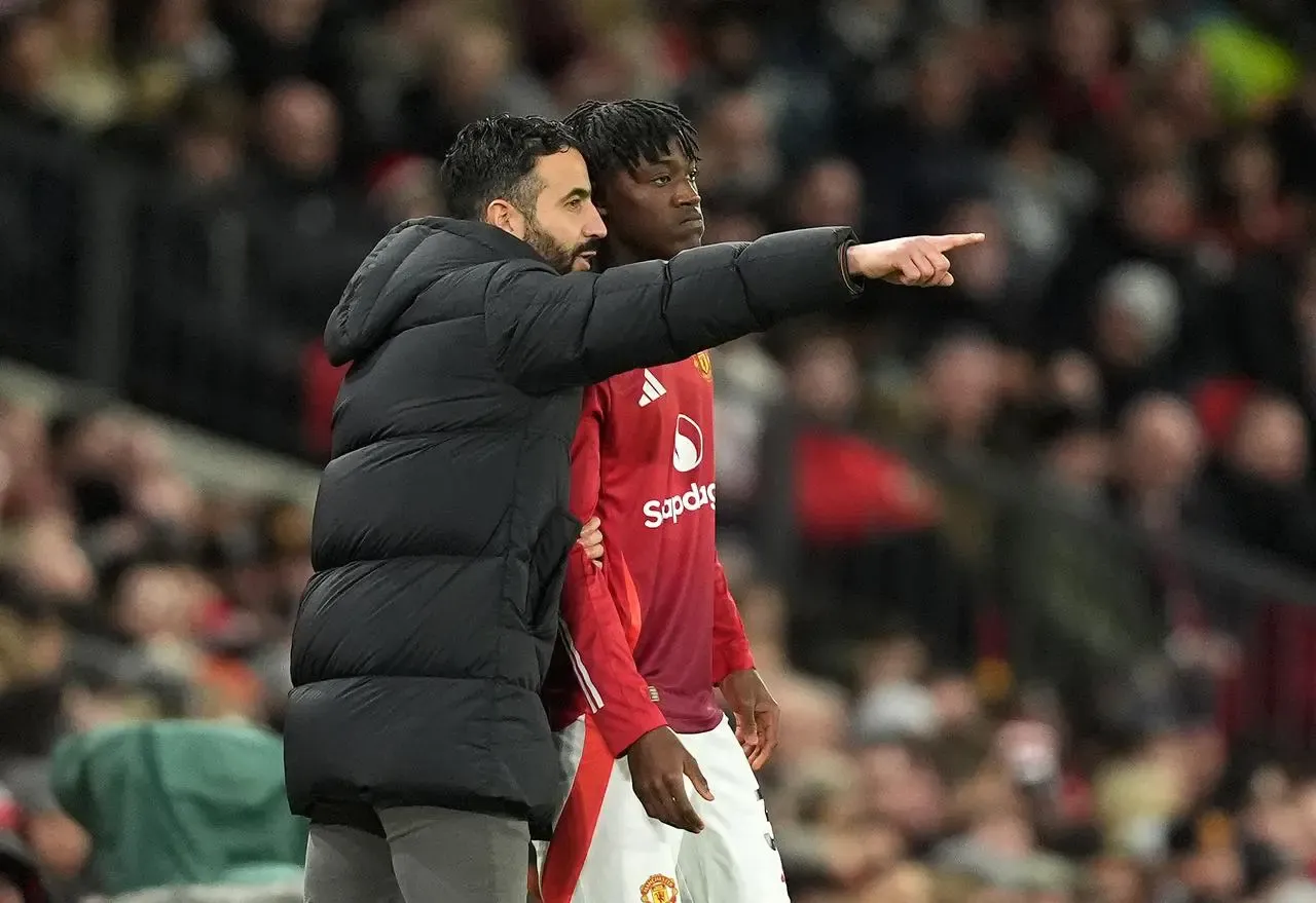 Manchester United manager Ruben Amorim gives instructions to Kobbie Mainoo