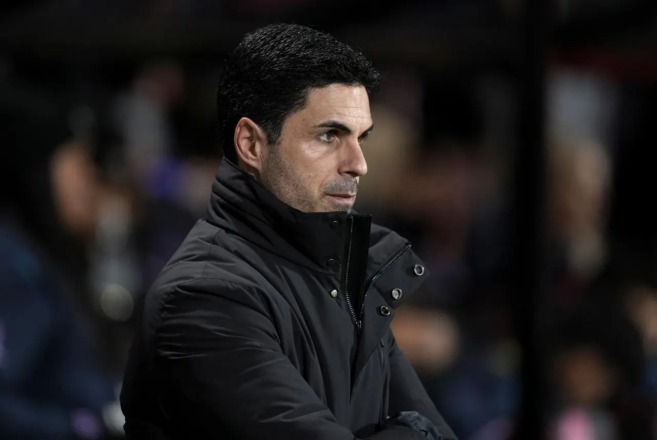 Arsenal manager Mikel Arteta on the touchline