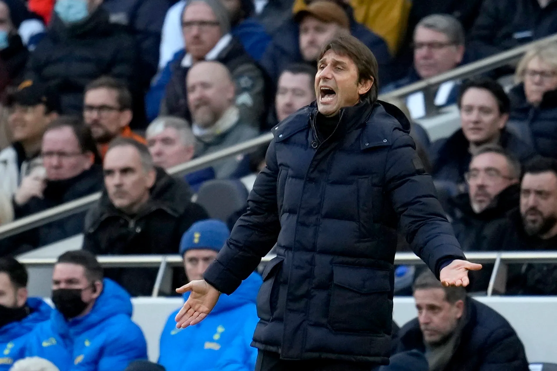 Antonio Conte shouts instructions to his players