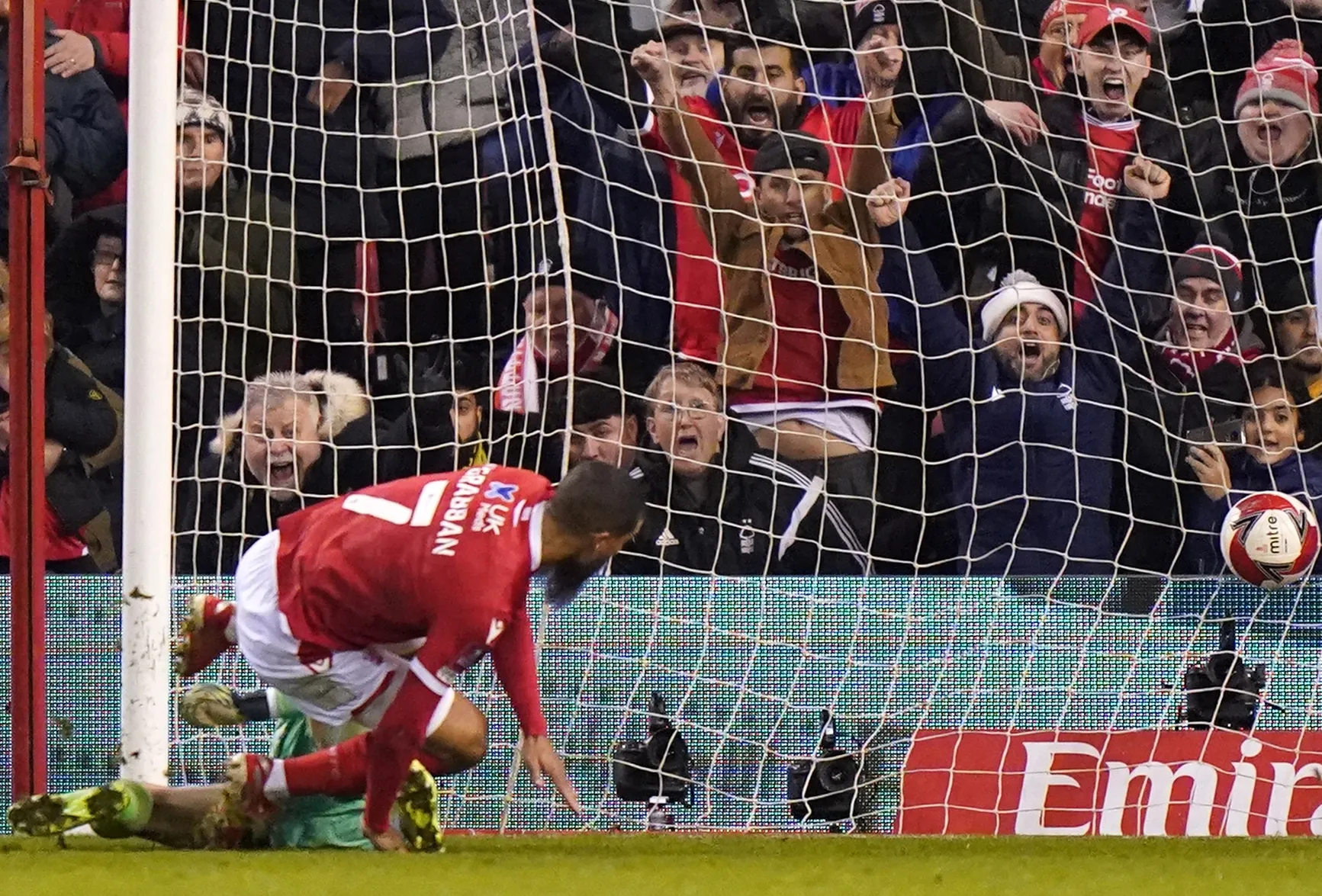 Lewis Grabban scores a late winner for Nottingham Forest