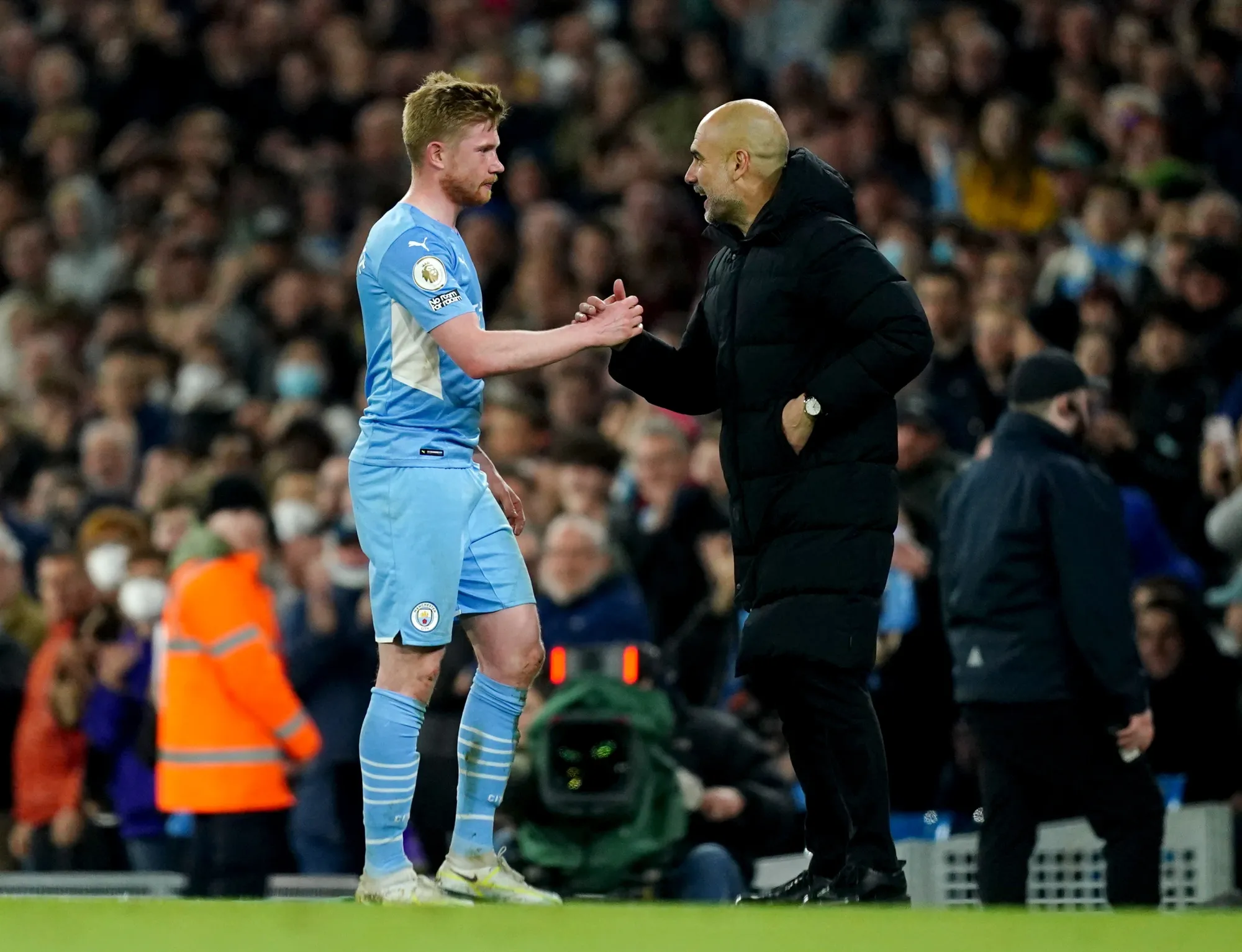 Kevin De Bruyne shakes hands with Pep Guardiola