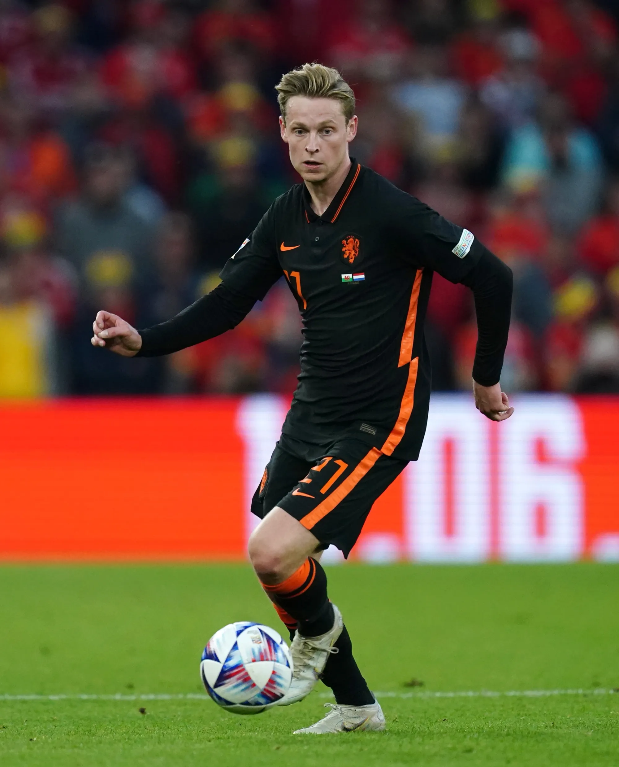 Chelsea look set to sign Barcelona midfielder Frankie de Jong ahead of Man Utd