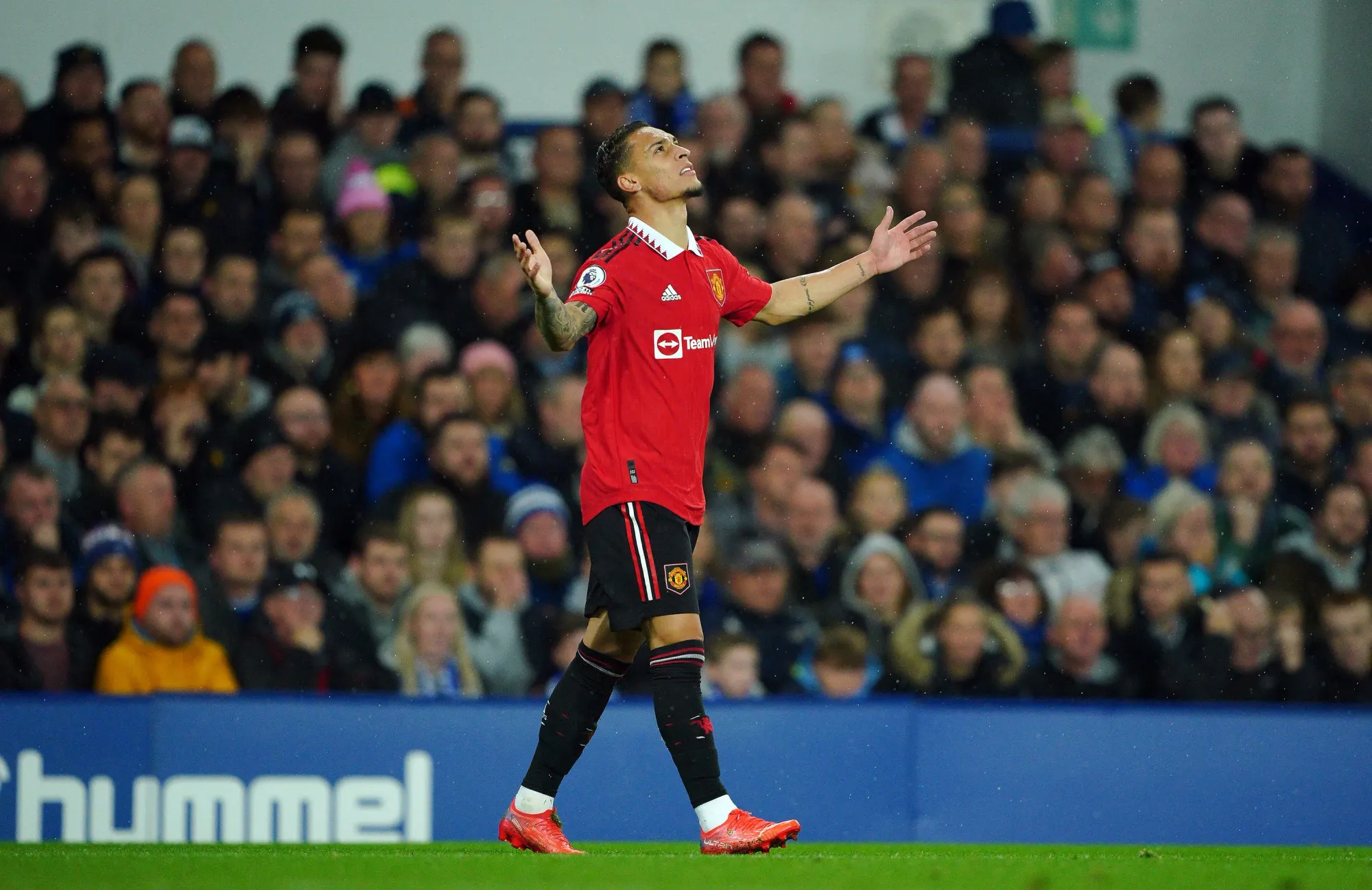 Man Utd's new signing Antony scoring in a 2-1 win at Everton