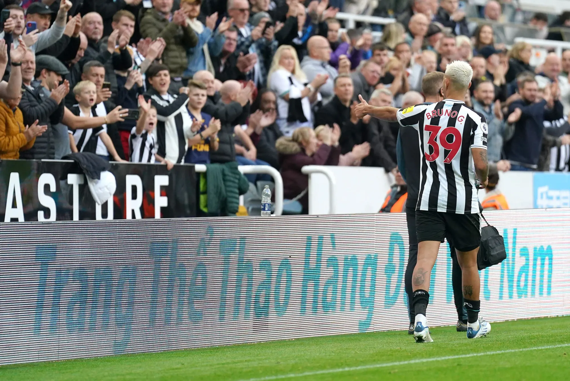 Bruno Guimaraes gives a thumbs up to the Newcastle faithful