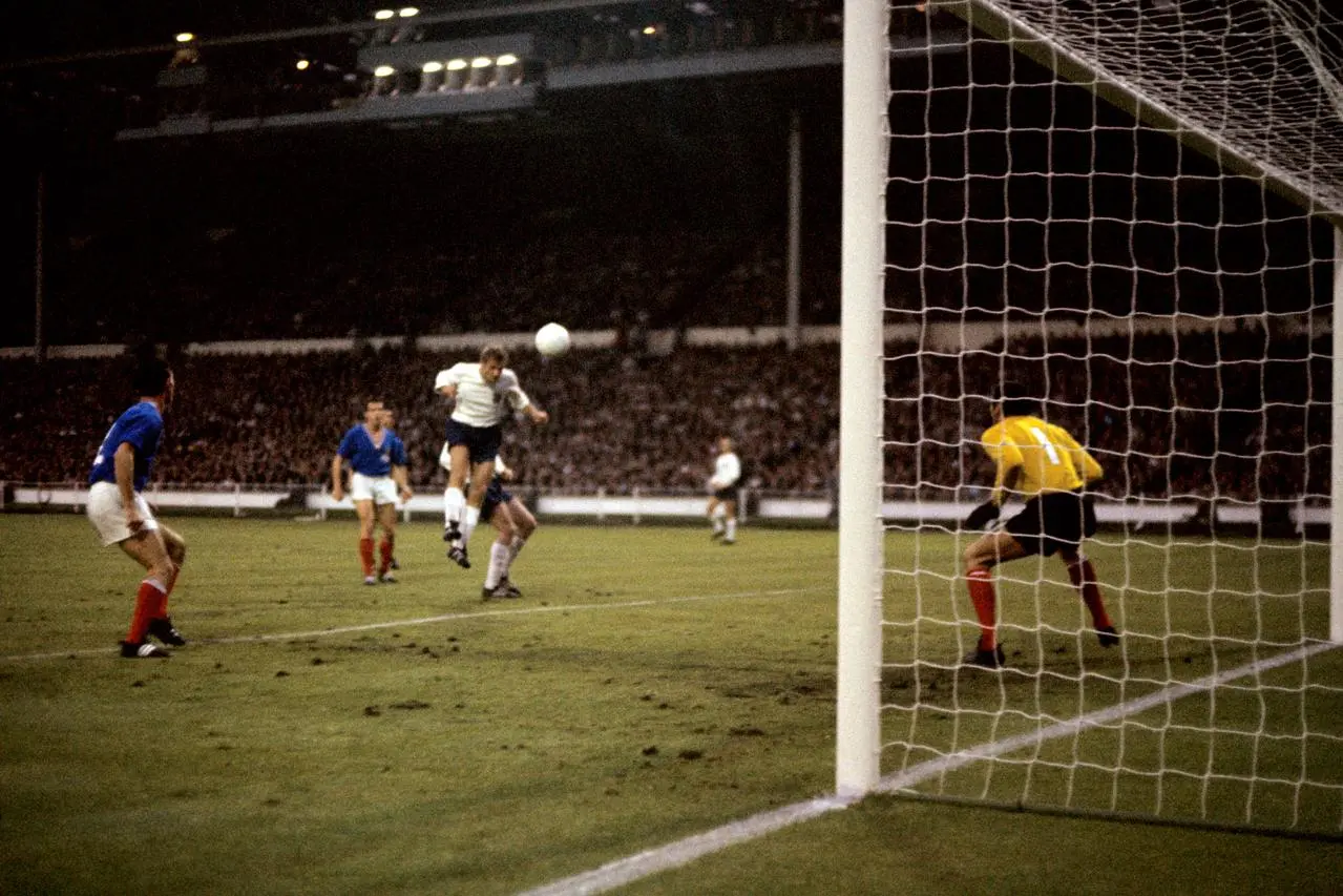 Roger Hunt scores England's second goal