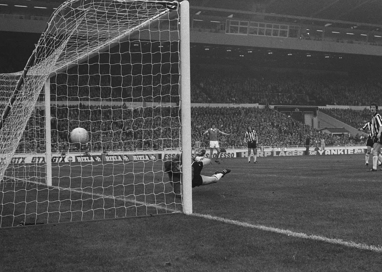 Dennis Tueart scores Manchester City’s winner against Newcastle at Wembley