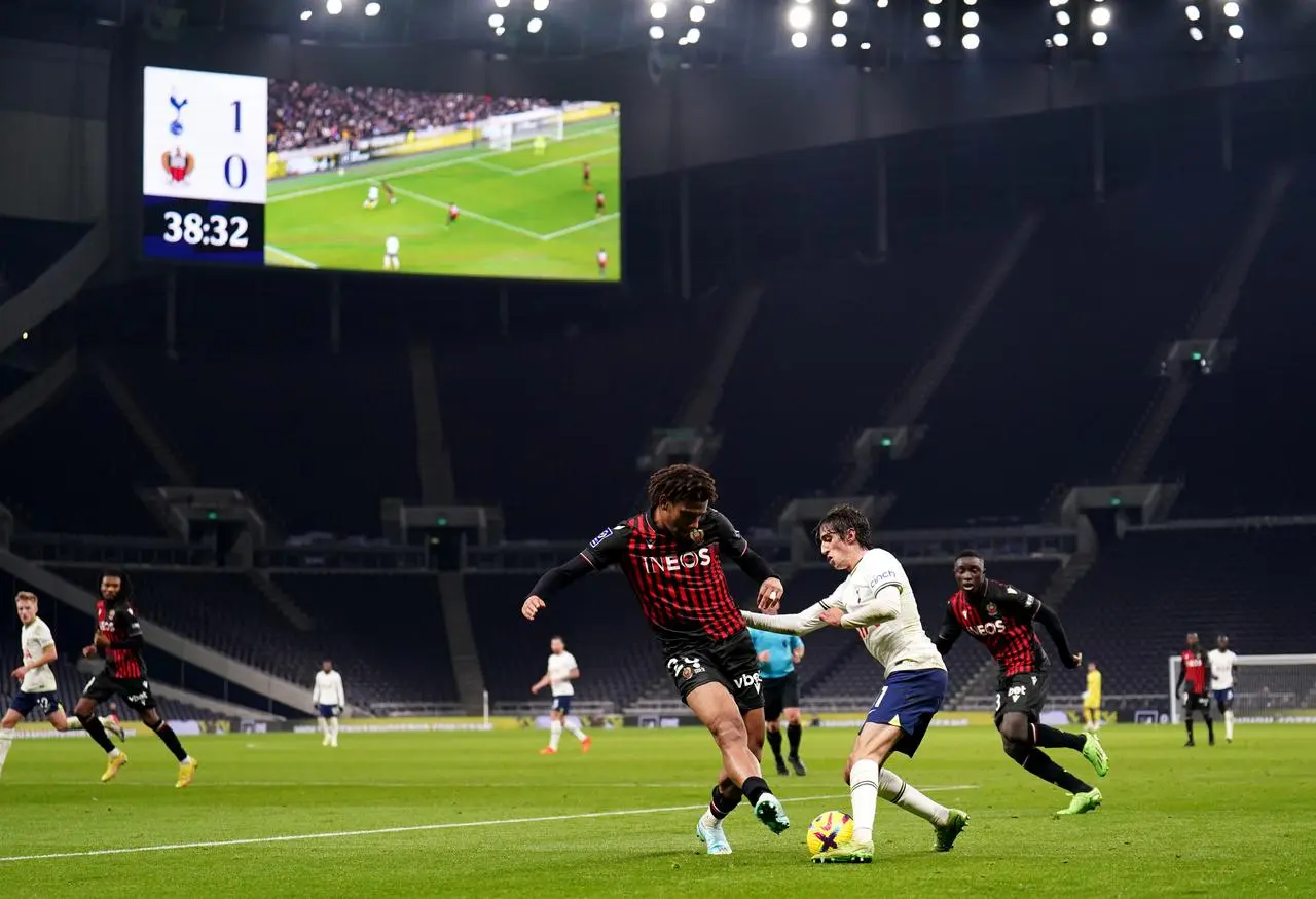 Bryan Gil, right, battles for possession against Nice