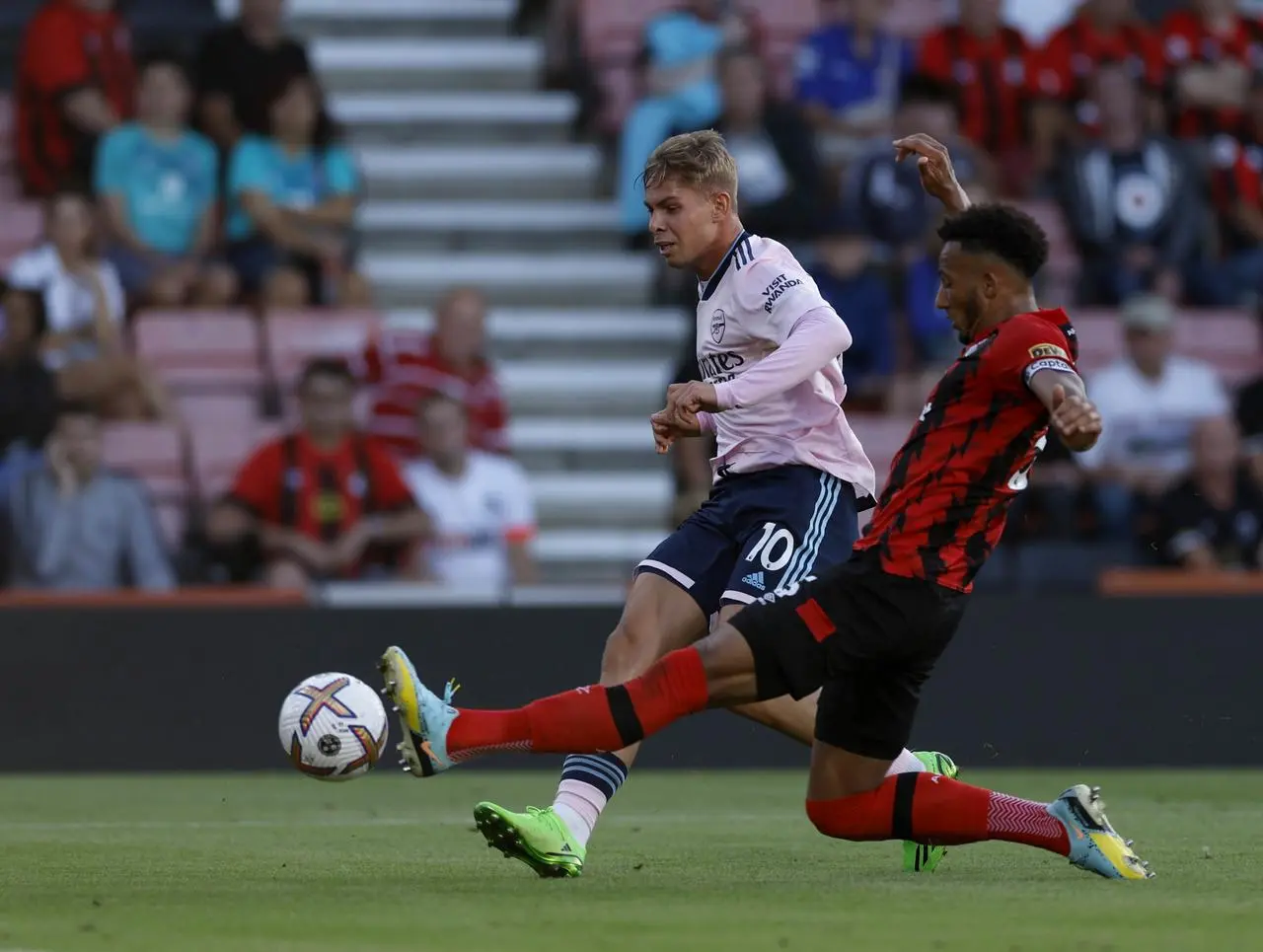 Emile Smith Rowe playing for Arsenal 