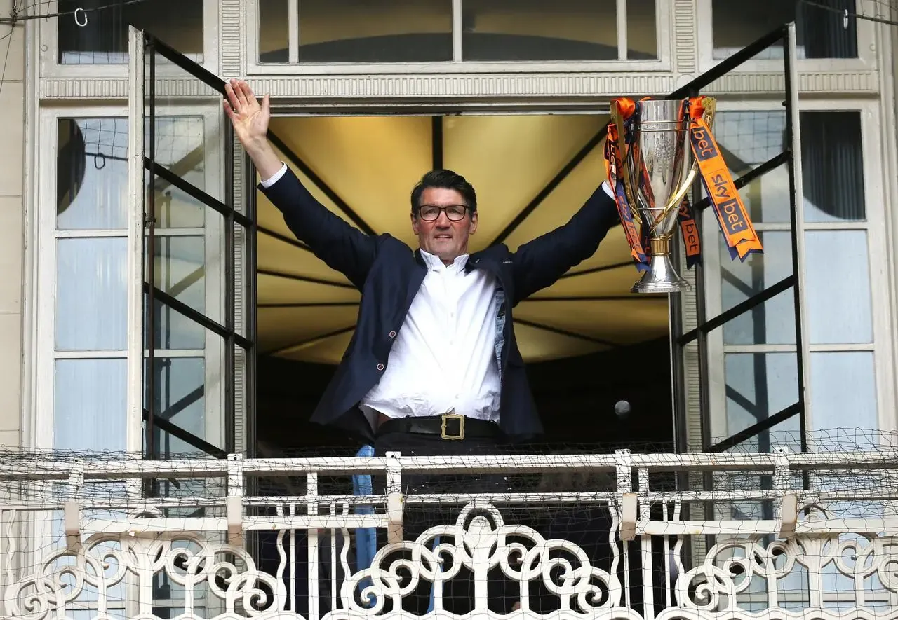 Mick Harford celebrates Luton's promotion 