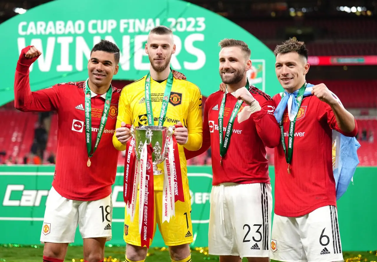 Casemiro, David de Gea, Luke Shaw and Lisandro Martinez pose with the Carabao Cup