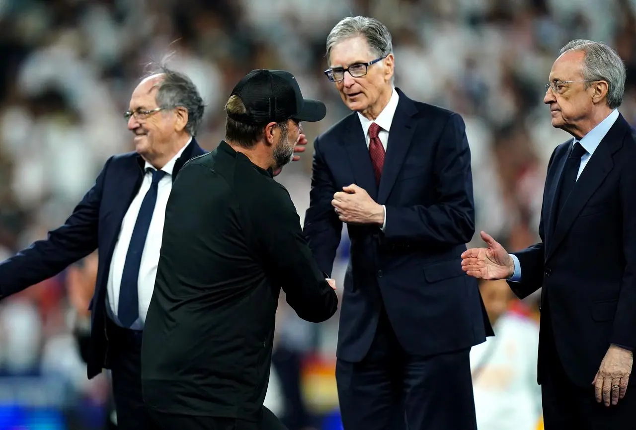 Liverpool manager Jurgen Klopp shake hands with owner John W. Henry