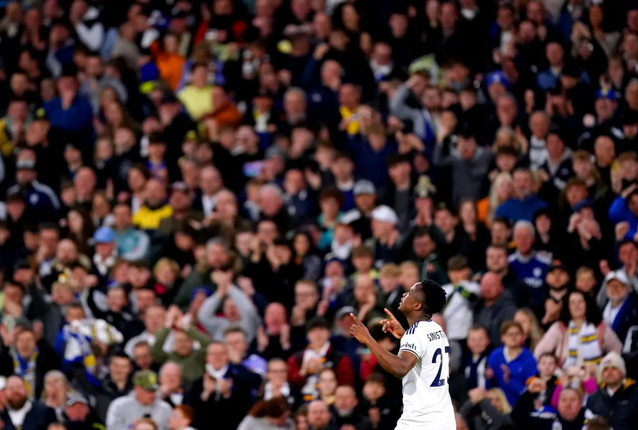 Luis Sinisterra celebrates his goal in front of the Leeds fans