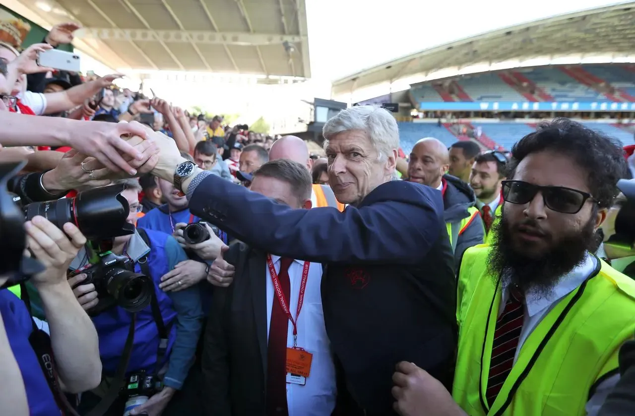 Arsene Wenger says goodbye to Arsenal fans after his final match at Huddersfield