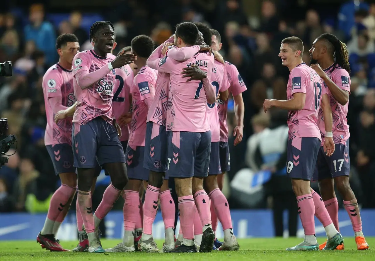 Everton celebrate their equaliser at Chelsea