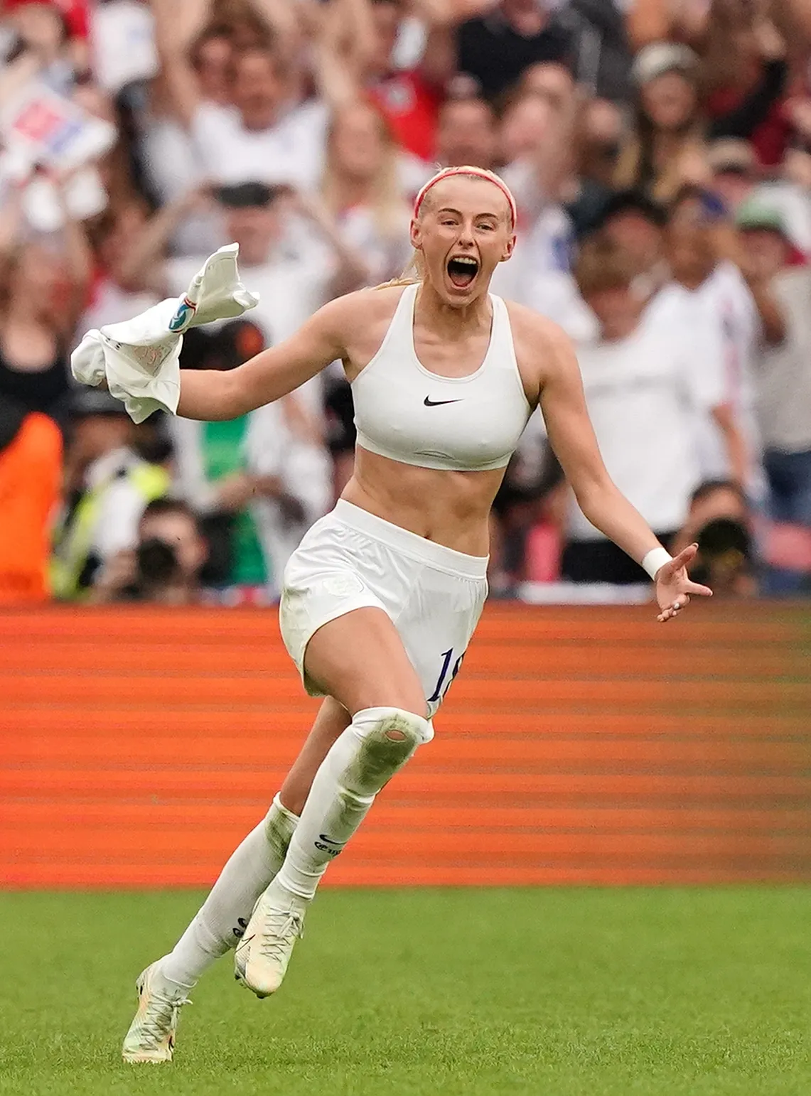 Chloe Kelly celebrates her winning goal in the Euro 2022 final