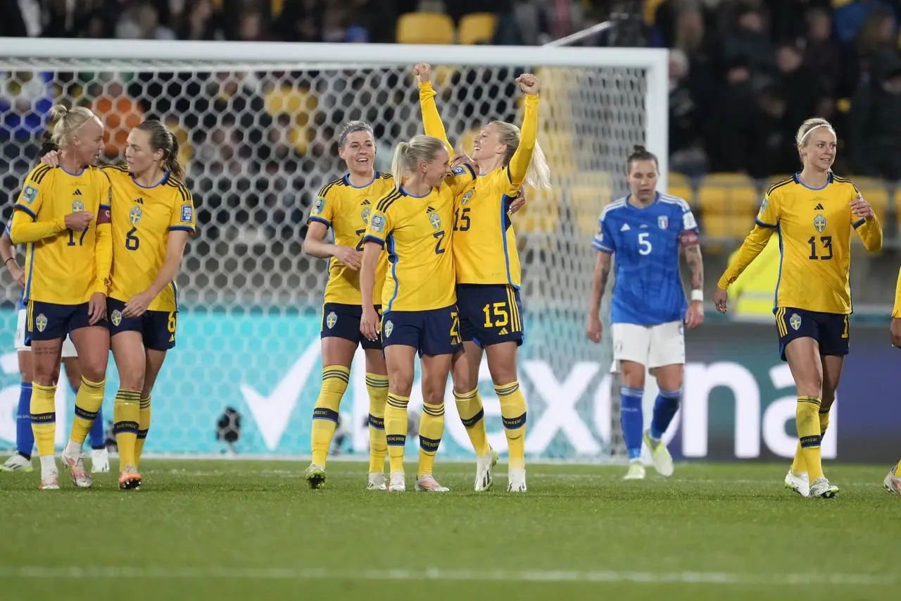 Sweden celebrate against Italy