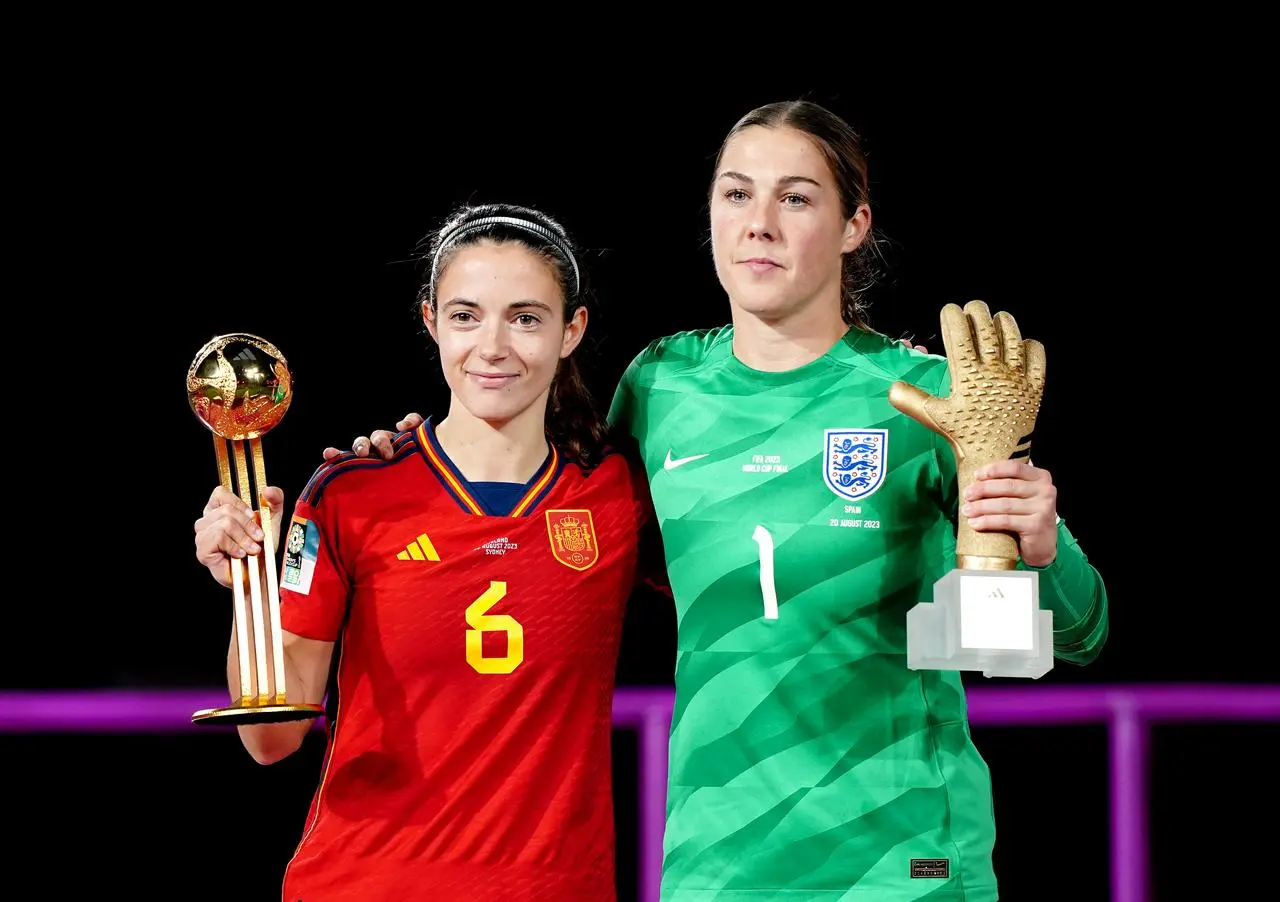 Golden Ball winner Aitana Bonmati, left, poses alongside Golden Glove recipient Earps with their awards