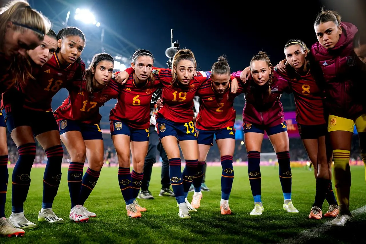 Spain players huddle together on the pitch before kick-off