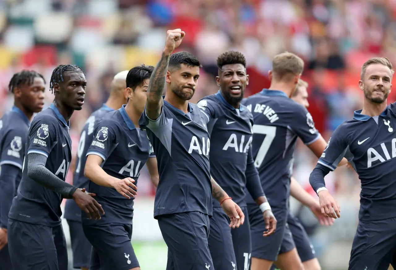 Cristian Romero (centre) celebrates