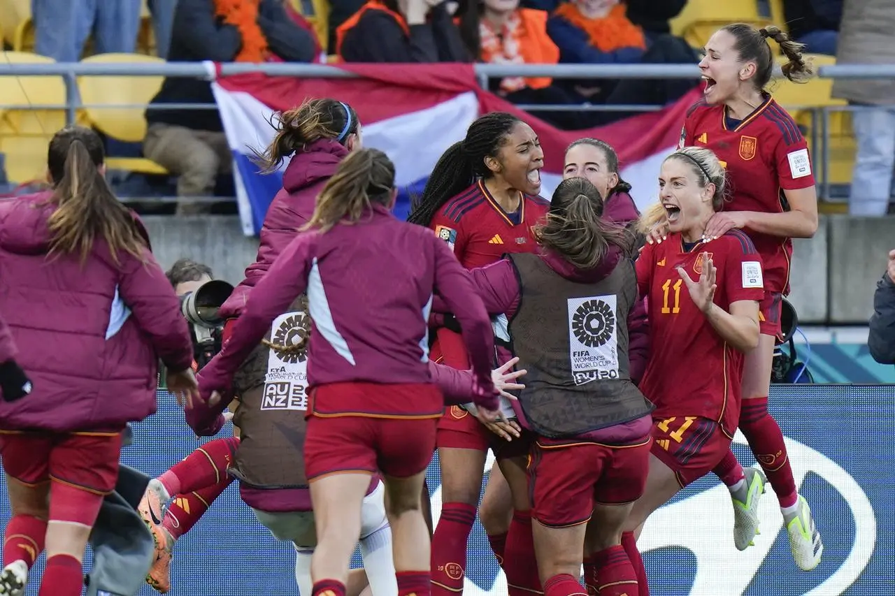 Spain celebrate Salma Paralluelo's winner against the Netherlands