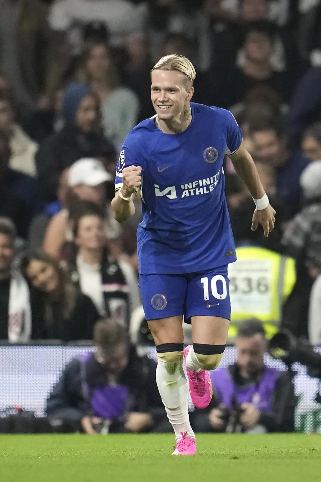 Mykhailo Mudryk celebrates for Chelsea