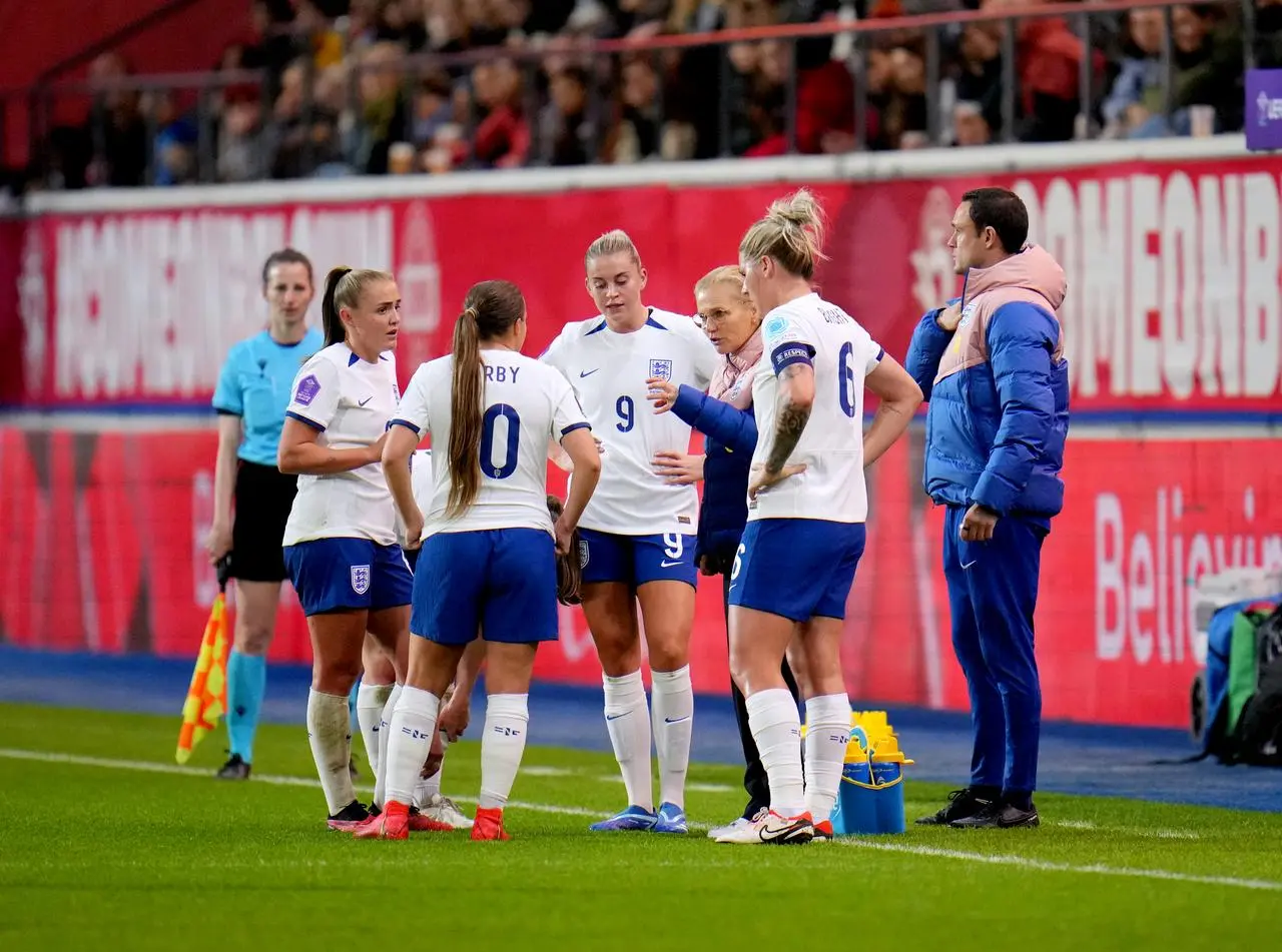 Wiegman speaks to her players (Rene Nijhuis/PA)