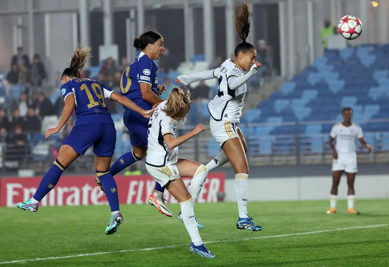 Sam Kerr heads Chelsea into a 2-1 lead 