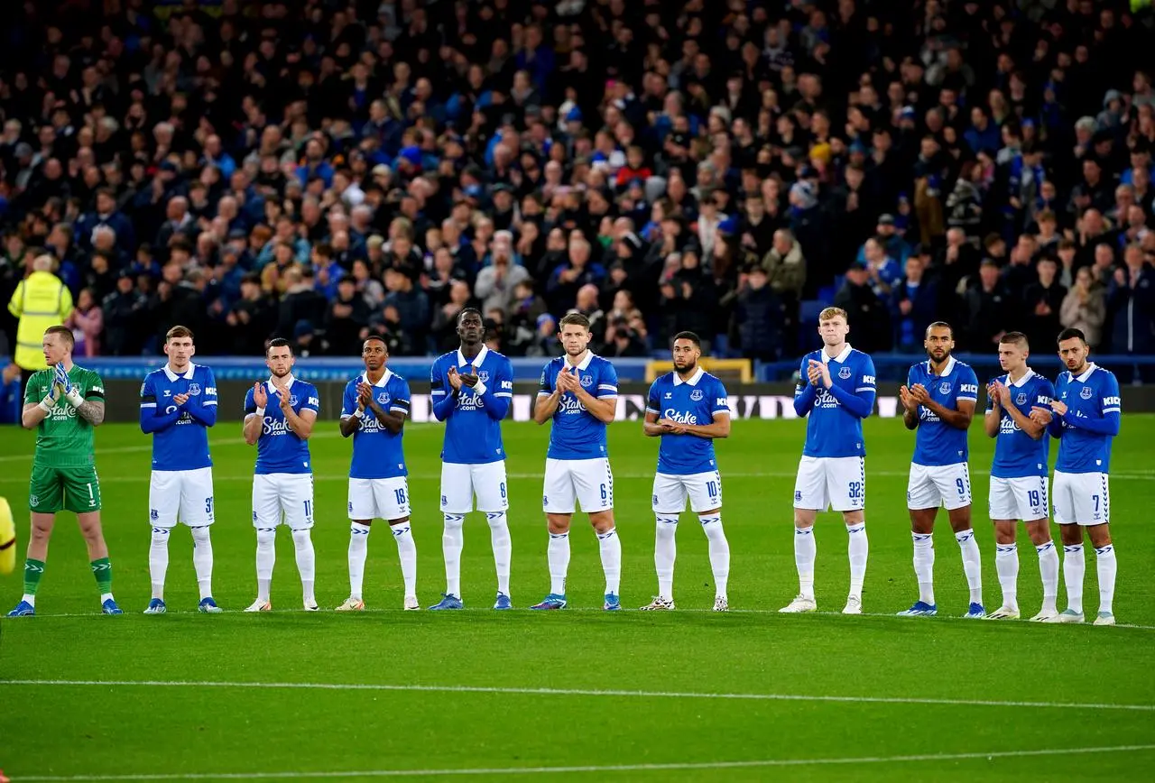 Everton players take part in a minute’s applause