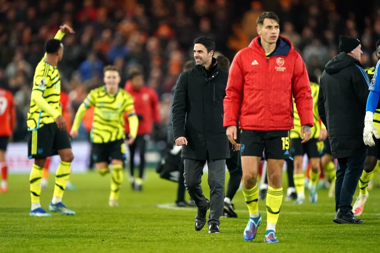 Mikel Arteta, centre, celebrates with his players at full-time