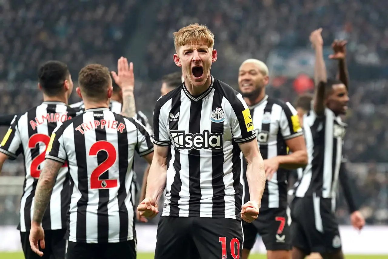 Newcastle's Anthony Gordon (centre) celebrates