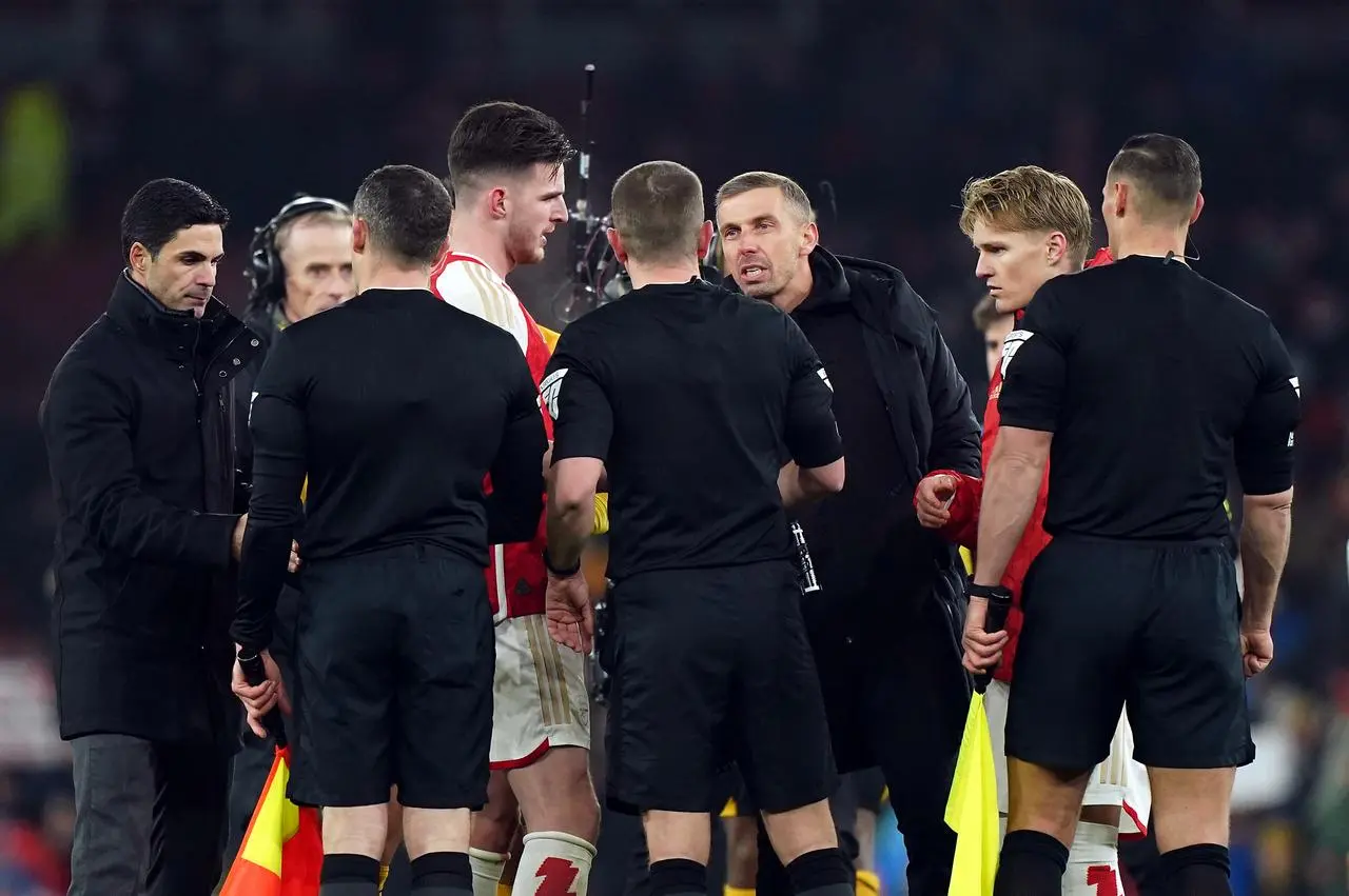 Wolves manager Gary O’Neil with the officials after the defeat at Arsenal