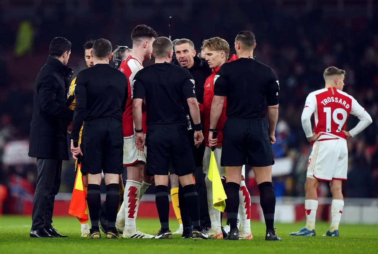 Wolves manager Gary O’Neil with the officials 